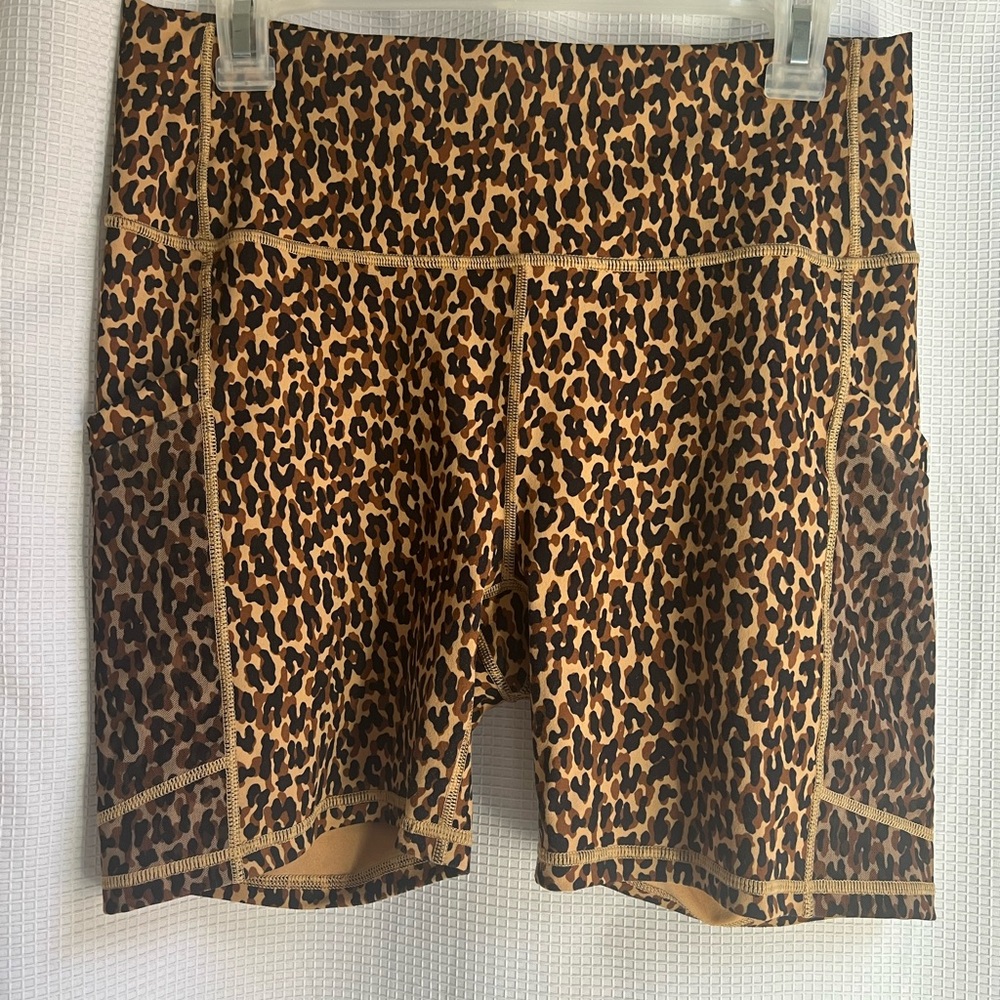 Fabletics Highwaisted Powerhold On-the-Go 6” Short Leopard Print Size Large (10)